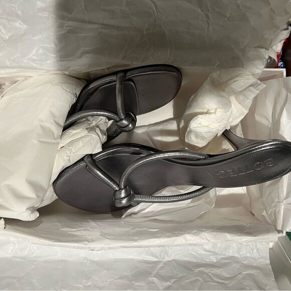 NEW bottega Veneta silver knot sandal - Picture 5 of 12